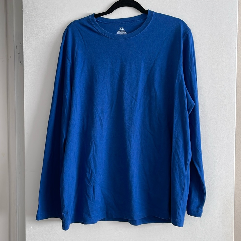 Blue long sleeved t-shirt.